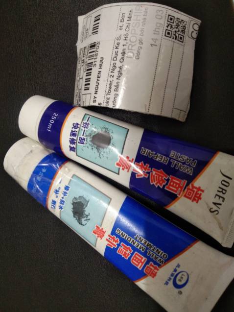 2 sản phẩm không đồng nhất, hàng cũ dơ, có dấu hiệu mở nắp rồi quấn băng keo, không tặng kèm dụng cụ như thông tin đăng bán