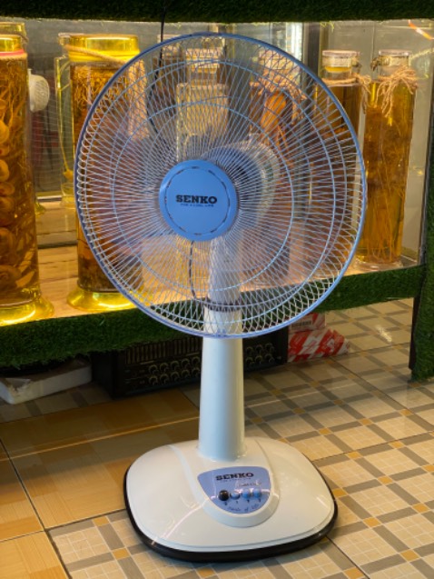 Có con ốc phía sau hơi lệch nên mình vặn ko được, phải khoan lên xíu Có con ốc phía sau hơi lệch nên mình vặn ko được, phải khoan lên xíu