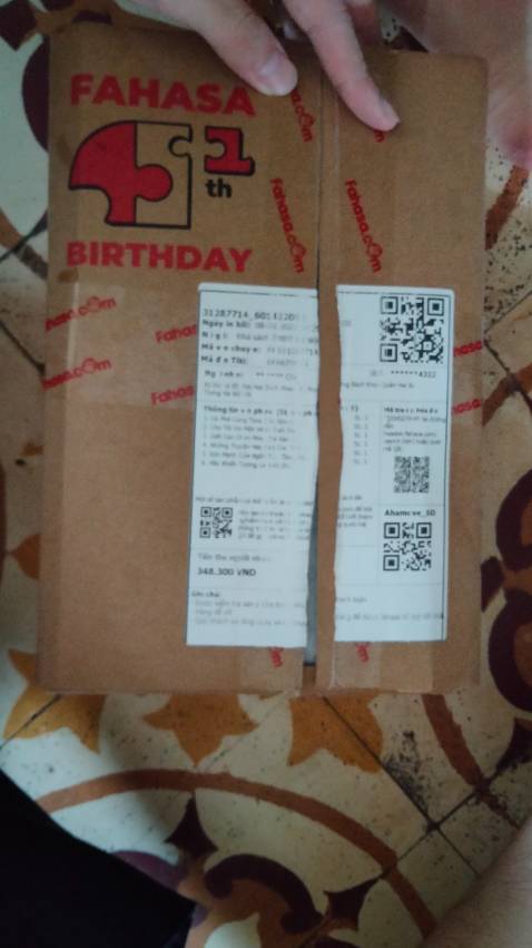 Sách không được bọc bookmark. Tuy nhiên, sách vẫn đẹp và không bị móp méo gì.  
Đóng gói chắc, có lót đỡ, giao hàng nhanh.