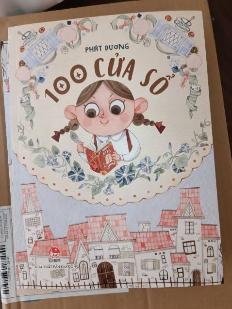 Sách giao rất nhanh luôn, đặt chiều hôm qua mà sáng nay đã tới rồi. Minh hoạ nhiều và đẹp, hơn hai mươi trang minh hoạ lung linh. Nội dung hấp dẫn, hài hước và mới lạ. Rất nên mua