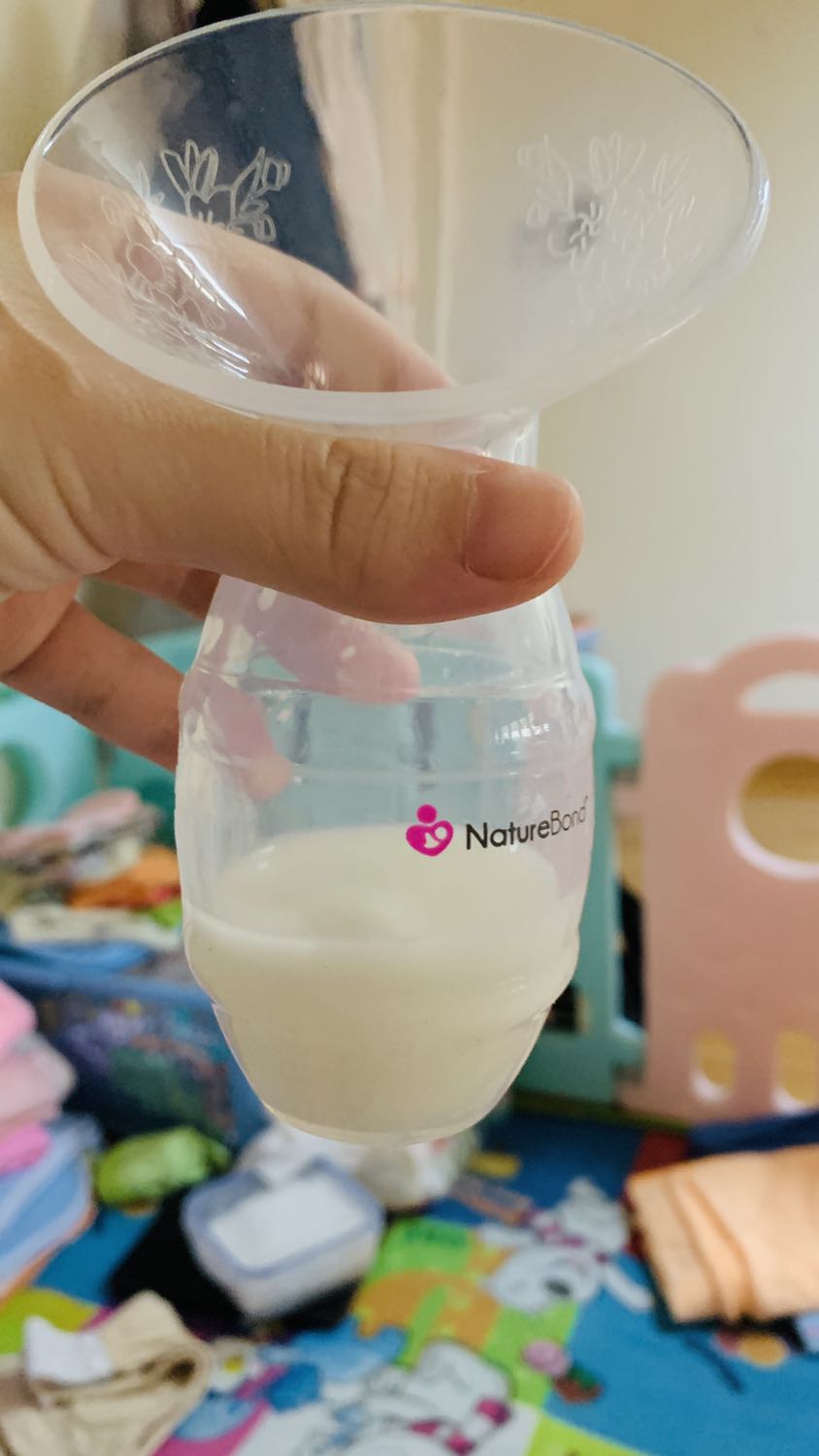 Nên mua nha mọi người, mình lười hút 2 bên bằng máy, lỉnh kỉnh, nên 1 bên hút 1 bên dùng cốc hứng, tốc độ ra sữa ngang ngửa máy luôn. Nhưng hứng xong nên dùng máy vắt thêm khoảng 10-15p cho kiệt sữa nhé. Nên mua nha mọi người, mình lười hút 2 bên bằng máy, lỉnh kỉnh, nên 1 bên hút 1 bên dùng cốc hứng, tốc độ ra sữa ngang ngửa máy luôn. Nhưng hứng xong nên dùng máy vắt thêm khoảng 10-15p cho kiệt sữa nhé.