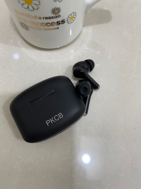 Tai nghe xinh cực kì luôn, tai mình hơi nhỏ, shop có cho kèm nút để thay rất ưng luôn, đeo thoải mái, nghe lâu không nhức đầu luôn, nghe 3,4 tiếng vẫn thoải mái cực, pin cũng lâu, ưng nhất là rất dễ dùng dễ kết nối, mình hơi gà công nghệ mà mở ra là dùng được luôn không cần hỏi ai cả, shop rất uy tín