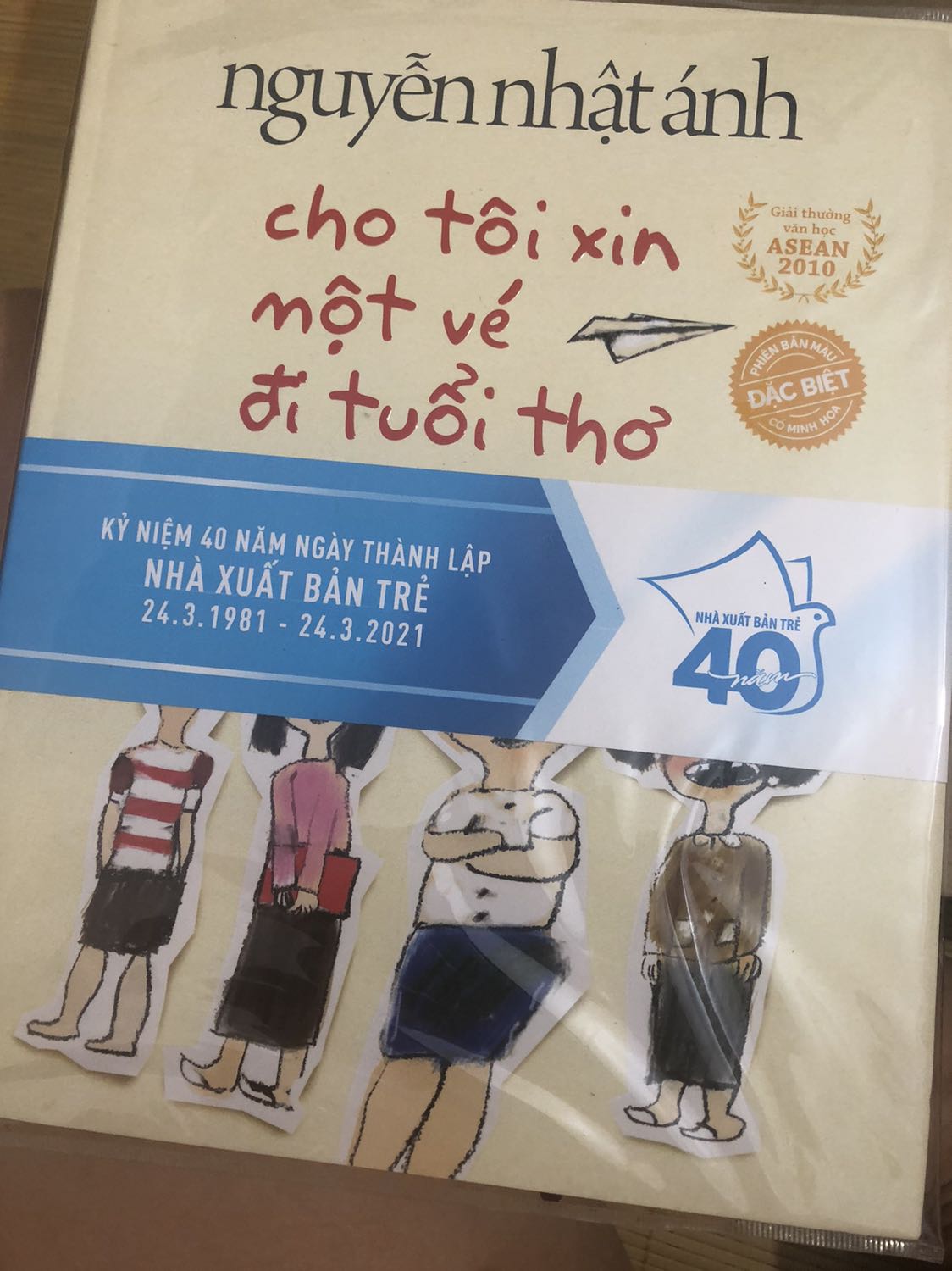 Giao hàng siêu siêu nhanh luôn ạ, vừa đặt tối htrc mà sáng sớm hsau đã thấy anh shipper gọi lấy hàng?
Không cần nói thêm về chất lượng vì quá xuất sắc. Chỉ có điều Tiki thêm 1 lớp bọc cho sách trc khi đóng hộp thì tốt biết bao.:((