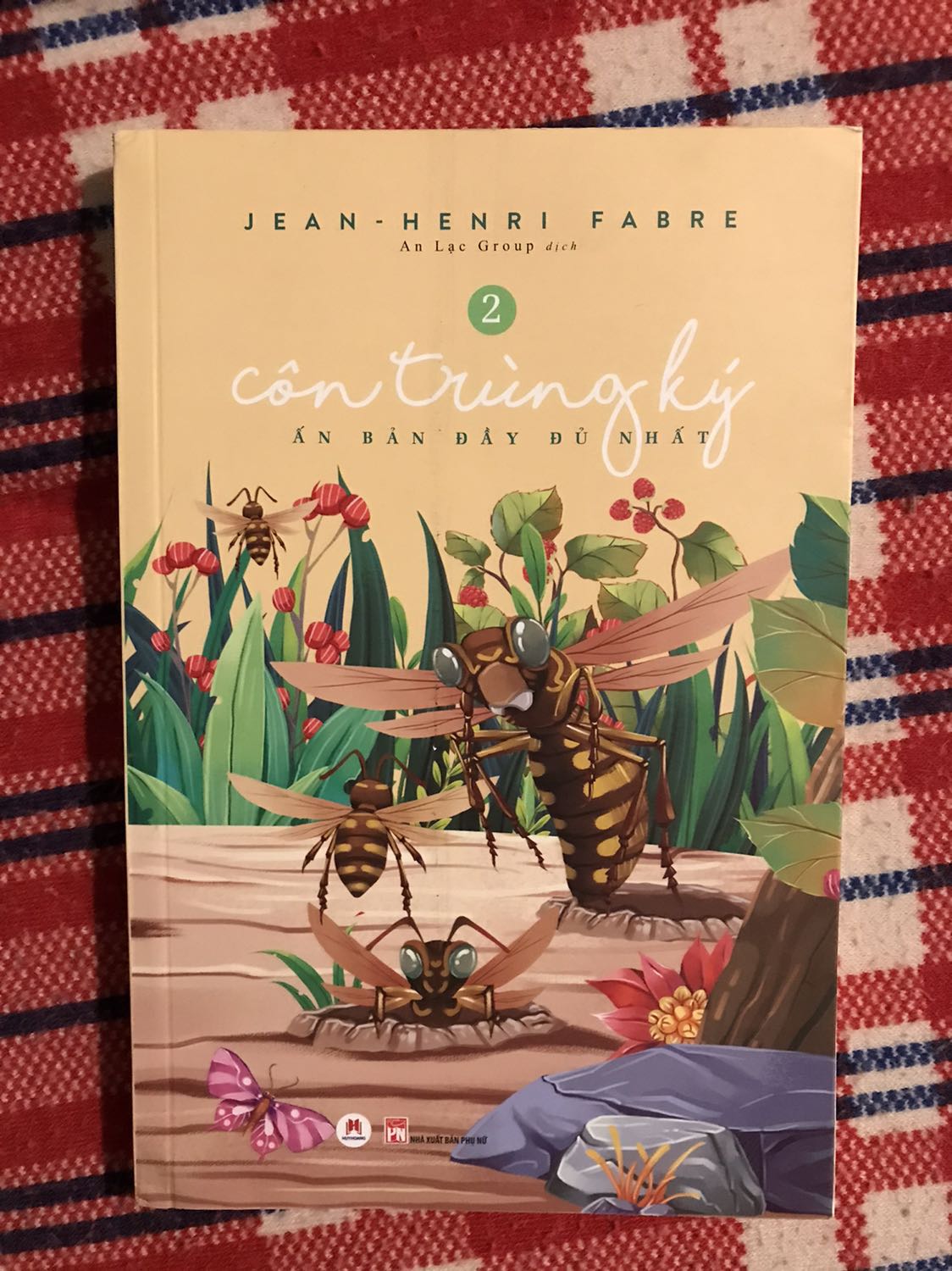 sách cũ và bị quăn mép, dập cong ruột sách nhiều.