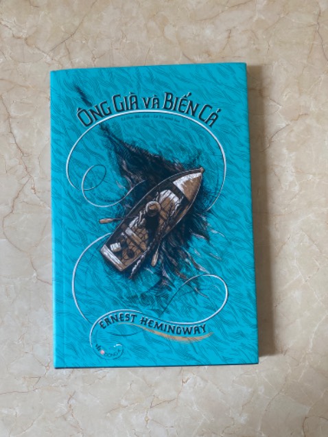 Ấn bản này được Đông A dịch mới, kèm minh hoạ đẹp mắt. Cuốn này được làm bìa cứng áo ôm. Bìa trong nhìn sang, xịn đẹp giống "Cuốn theo chiều gió" bìa cứng mà Đông A đã làm. Bản dịch này mình ưng ý. Nội dung sâu sắc, càng đọc càng thấy tâm đắc.