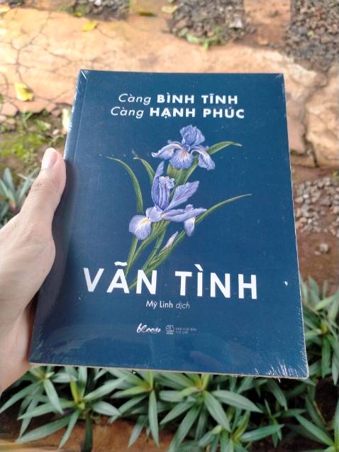 Đặt sách từ lúc nxb để link pre-order. App báo giao 20 mà 16 đã tới. Bọc plastic ngoài cho sách và có miếng xốp bao cho sách trc sau chắc chắn ko bị móp méo miếng nào. 

Sách cầm đầm tay. Bìa chữ ký cứng cáp (mình lấy luôn làm bookmark chứ bình thường để riêng hay bị hư :v). Chất liệu giấy sờ vào cực xịn. Tuy mới đọc vài chương nhưng qua những câu chuyện ấy lại mở mang thêm vài quan điểm mới cho riêng mình. Về tình yêu, hôn nhân,... Rất mới mẻ và thú vị. 1 quyển sách đáng đọc nha.

Mình và anh mình đã mua các phiên bản của Vãn Tình (trừ quyển Rất thích, rất thích em) nên khi có sách đã tậu em nó luôn. Dù mấy quyển trc ko mua ngay những lúc sách mở bán ngày đầu nhưng cũng đã thu thập được các quyển trong hành trình 7 năm cùng tác giả Vãn Tình. 

Cảm ơn team Bloom đã mang đến trọn bộ của tác giả và nhờ sách mình cũng thay đổi góc nhìn, tư tưởng của bản thân mình. 

Mong thời gian tới sẽ đọc được những đầu sách hay nữa từ Bloom.