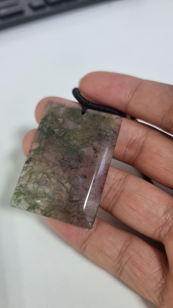 Hình dáng và màu sắc khác quá, loại đá thì giống