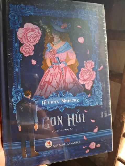 Nhìn bìa sách rất bắt mắt, Huy Hoàng Books rất đầu từ về thẩm mĩ góc hình ảnh bìa sách.
Tác phẩm kinh điển, ai đã đọc qua thì không thể nào mà không bị chinh phục được, trong đó có mình. Mình mua về để sưu tầm, chứ nội dung không thể review gì dài dòng nữa. Cứ mua về đi, đảm bảo không thất vọng!