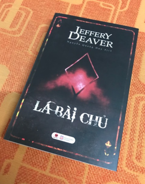 Jeffery Deaver là độc nhất vô nhị với những cuốn trinh thám viết về khoa học hình sự và phân tích hiện trường. Các nhân vật phản diện trong các tác phẩm của ông đều là những nhân vật kiệt xuất, văn võ song toàn. 

Henry Loving, kẻ phản diện trong tác phẩm này là một kẻ tàn bạo, độc ác nhưng vô cùng thông minh. Kỹ năng moi thông tin, áp đặt, thao túng tâm lý của hắn thuộc dạng siêu hạng. Chắc chỉ có xác chết mới có thể giữ im lặng, chứ người sống mà gặp hân, câm thì cũng phải cố mà trình bày, không thì sống không bằng chết.

Mấy cao thủ mê game nhập vai, thích trời đen đỏ với bài bạc cờ quạt mà đọc quyển này chắc đọc quên thời gian. Đã lắm.

Đặc vụ Corte sẽ phải đối mặt với Loving trong 1 trận chiến cân não, không khoan nhượng, cực kỳ tàn khốc và…không có kết quả hoà. Lá bài của bạn có thể lại là kẻ đưa tin, chỉ điểm của người kia, nhân vật nào cũng có thể là Lá Bài Chủ của người này hoặc người kia. 

Như Binz từng nói: “trai hư anh không phải diễn, nhưng trai tốt anh phải vào vai.”. Phải hư hỏng, đủ từng trải mới đủ trình nắm được Lá Bài Chủ.