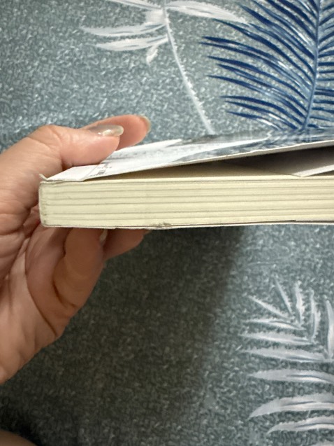 Hàng giao nhanh tuy nhiên sách bị cũ bìa và cong góc rất nhiều, lần đầu tiên mình bị trường hợp như này