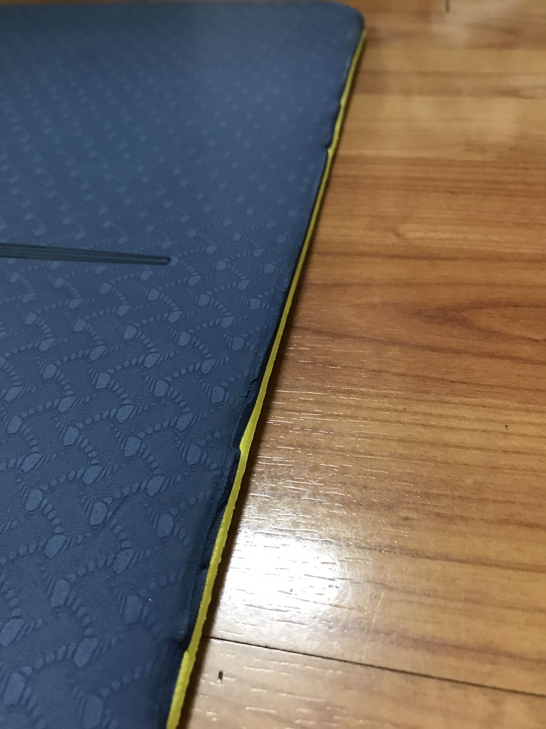 Hàng được đóng gói khá chắc chắn. Chắc vì chắc chắn quá nên 1 số chỗ bị lõm hẳn vào như hình. Nhưng k ảnh hưởng gì lắm. Màu đẹp, đường vân rõ ràng, dày dặn, sờ êm và mượt.