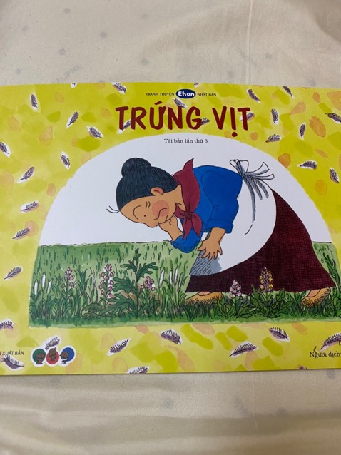 con tớ thích ehon lắm, nên cho con tiếp xúc với sách sớm mẹ ạ