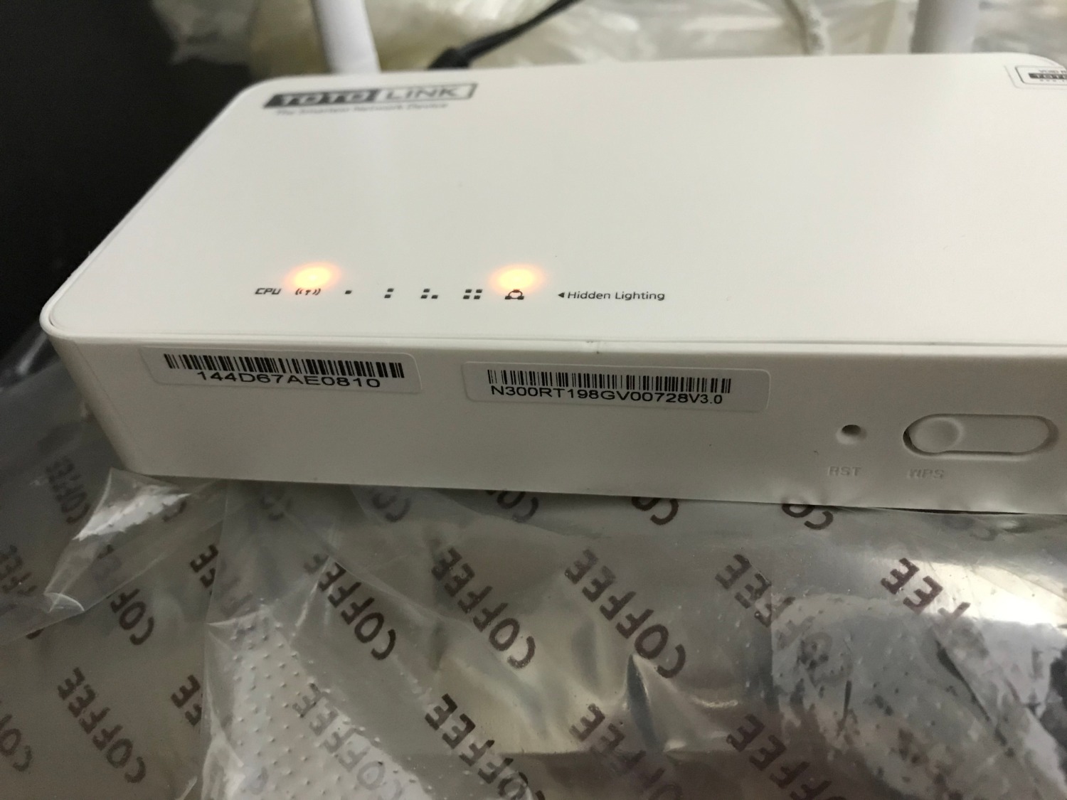 Sản phẩm mình nhận được là TotoLink N300RT-V4 khác với hình nhưng nó tốt, tôi không lấy làm phiền. Là người đã dùng sản phẩm từ phiên bản đầu tiên cách đây mấy năm tôi có lưu ý:
- Lưu ý cho những bạn đã mua Totolink N300RT phiên bản nắp đen, có thể bật nắp tản nhiệt: Bộ phát này dùng tốt ở điều kiện nhà cửa thoáng vật cản vừa và số thiết bị kết nối vừa phải 5-7 thiết bị (tính cả cắm dây và không dây). Nếu bị chậm, khó truy cập trang quản lý cấu hình hãy tiến hành cập nhật firmware lên mới phiên bản Global mới nhất và Reset bô phát để xóa bỏ những thiết lập cũ không còn phù hợp, đặt bộ phát ở nơi thoáng bao quát phòng để tránh cản sóng. Điều đó sẽ giúp mạng ổn định hơn.

- Với những bạn mua được N300RT-V4 (đời mới sau này, nắp trắng): thì ngay này đã được cập nhật firmware mới nhất bản 4.0.0; Không thể mở nắp cho thoáng khí và không có lổ để treo tường, mặt thoát khí nằm dưới quá sát mặt bàn nó nóng hơn là vì lý do đó! Vì vậy đừng để nằm ngang mà để dựng đứng cho mát. Lưu ý sản phẩm không có nút công tắc ON-OFF vậy nên muốn tắt thì phải dựt dây.
