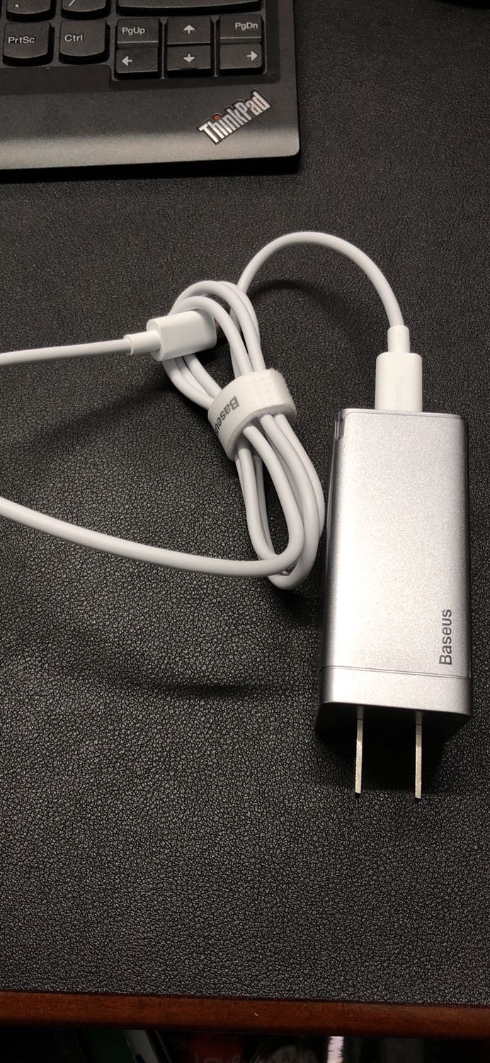 Đặt màu đen nhưng lại giao màu xám. Đóng gói cũng bị bể, nhưng sạc thì vẫn dùng được, ổn. Sạc ko nhanh như kỳ vọng, còn lâu dài mới biết chất lượng