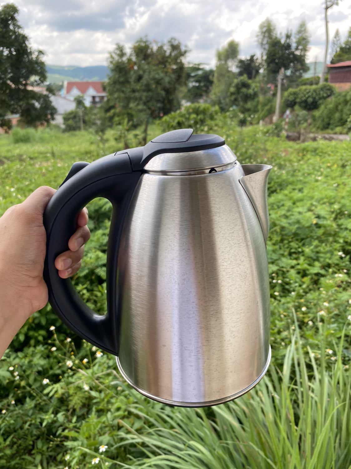 Tìm mãi mới có mẫu này 2 lít, Kangaroo với tầm giá này là ổn lắm đó.
Điều làm mình bất ngờ là cầm lên bình nước chắc cực, không bị ọp ẹp như Sunhouse mua ở siêu thị. Đun lần đầu mình bỏ miếng chanh vàng vô là hết mùi mới liền.
Chỉ có điều lưu ý duy nhất là vì là vỏ inox nên lúc đun không để ý sẽ bị bỏng, nóng tay.