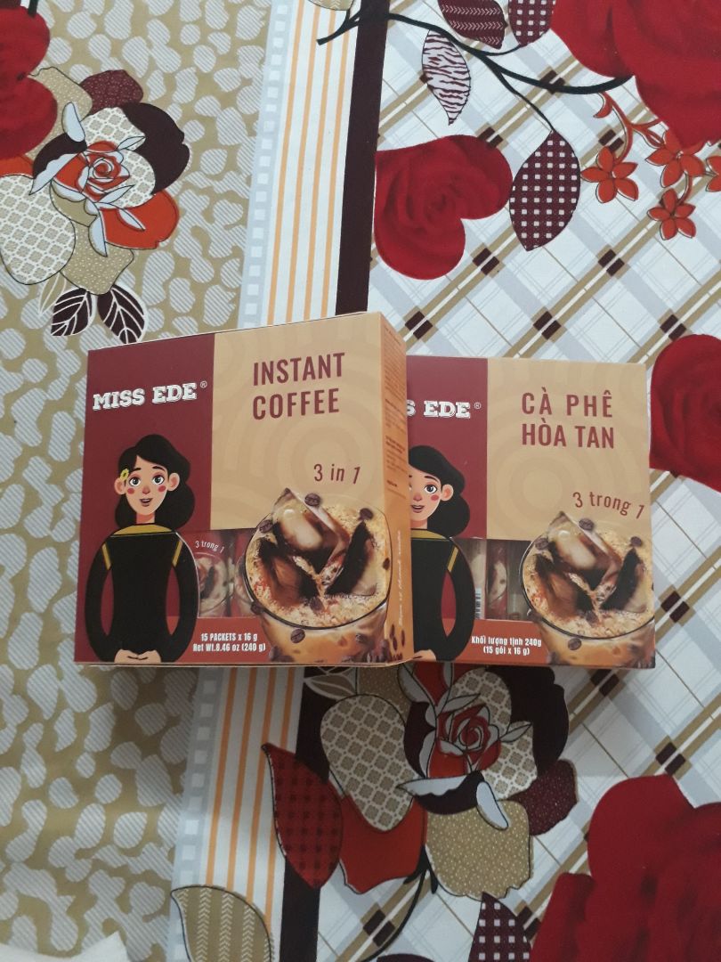 _ Bao nhiêu lần đặt hàng tiki vẫn vậy, hoặc là sớm hơn hoặc là đúng hẹn. Mình nhận hàng sớm hơn 2 ngày, hàng đóng gói đẹp, hộp cà phê bắt mắt.
_ Mình chọn uống ko đường và sữa trước một phần vì giảm cân và nếm vị nguyên bản ban đầu. Vị lạ nhưng thanh vừa phải, hậu đắng ngọt, độ đặc sánh hợp với mình. Cho thêm 1 thìa nhỏ sữa đặc nữa là chuẩn bài