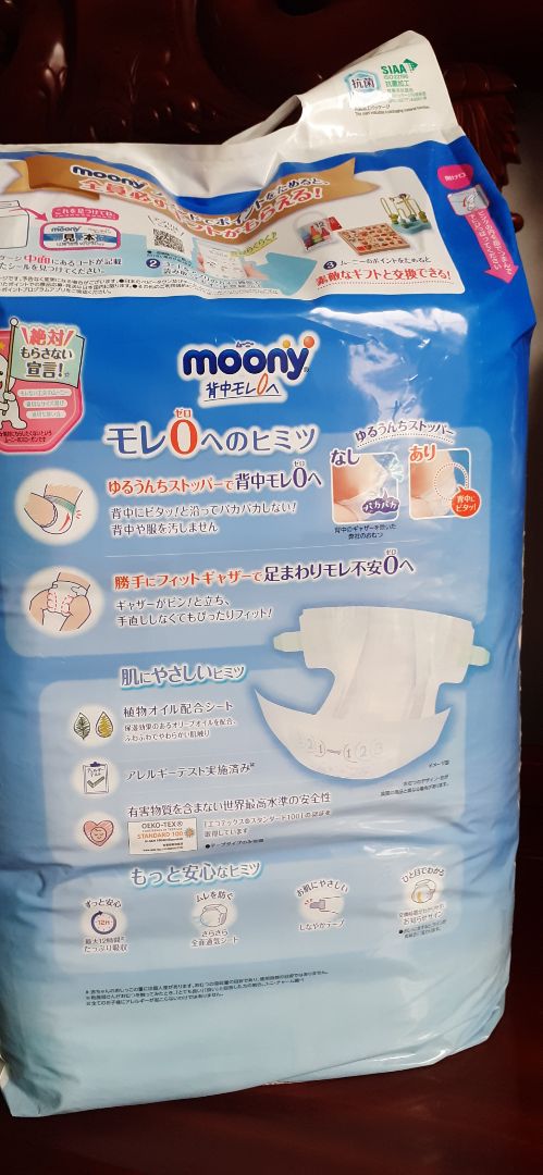 mình mua của *** và tiki thấy 2 mẫu bao bì khác nhau, không biết đâu là hàng chất lượng, hôm nay mình đưa bao bì, khi nào khui sử dụng của tiki thì xem bên trong có khác nhau nữa không, mình gửi sau. 2 hình đầu là của ***, 2 hình sau mua của tiki