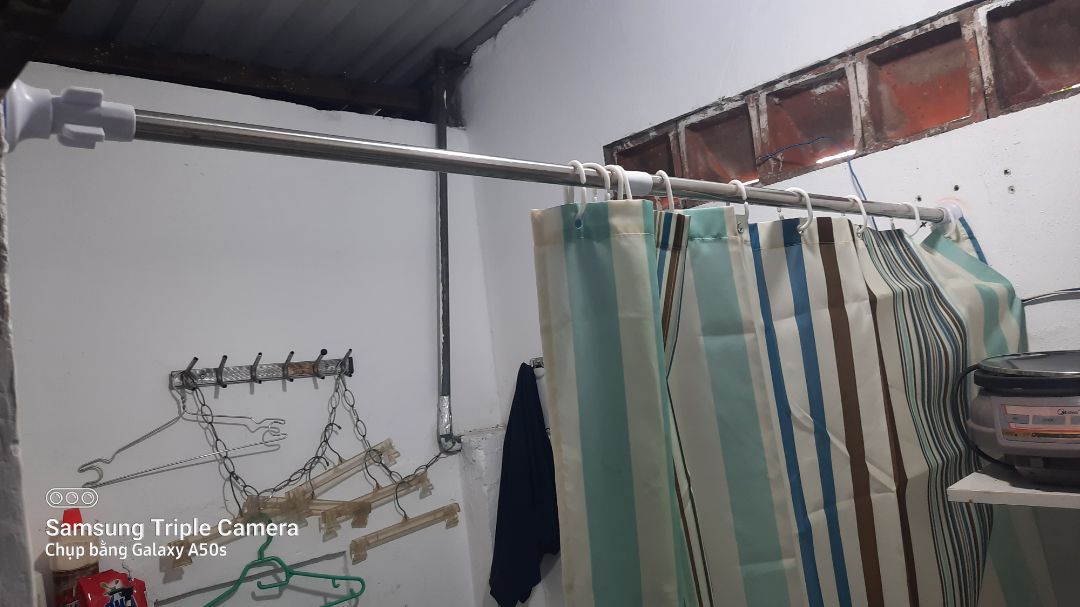 Thanh treo rất chắc chắn và dễ lắp ráp. Tôi rất vừa ý với món hàng này.