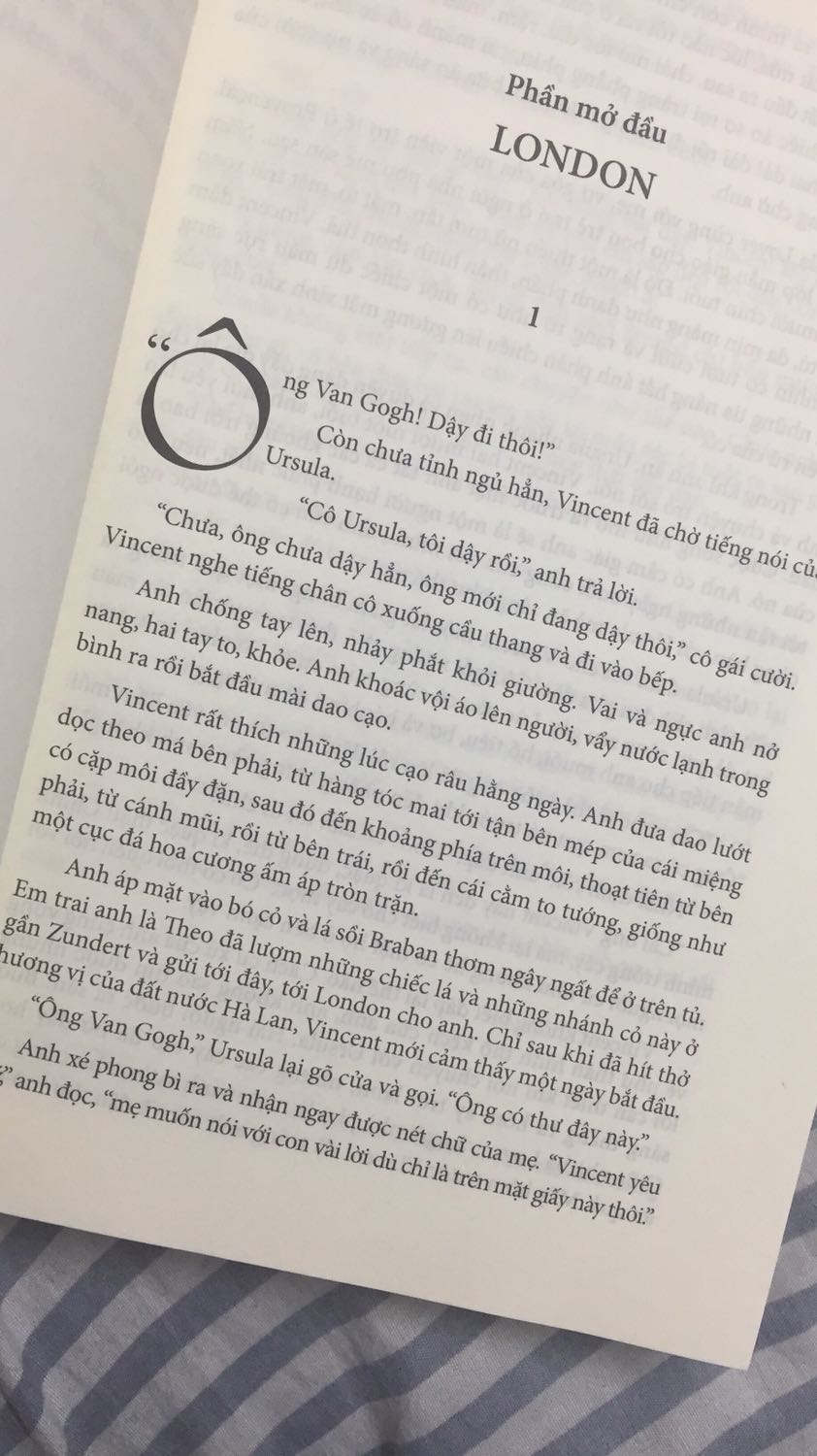 tiểu sử của Van Gogh được viết dưới dạng một tiểu thuyết kể chuyện theo ngôi thứ 3 khá là ổn áp. So với quyển Van Gogh mới của Omegabook thì quyển này chắc chắn là sẽ không đầy đủ thông tin về cuộc đời của Van Gogh bằng ( vì thời đó nguồn tư liệu của tác giả là chưa đầy đủ ). nhưng bù lại ta có thể nhìn vào cuộc đời của Van Gogh dưới góc nhìn của tác giả Irving Stone ( một tác giả chuyên về tiểu thuyết tiểu sử nhưng ở VN mới chỉ dịch quyển Khát vọng sống ). 
về hình thức thì sách có một vài lỗi nhỏ khi vận chuyển ( lỗi thường thấy của loại sách áo ngoài không màng co ) không đáng kể
mình mua quyển này sale 45% í, mn canh thử xem ^^ đáng đọc nhe