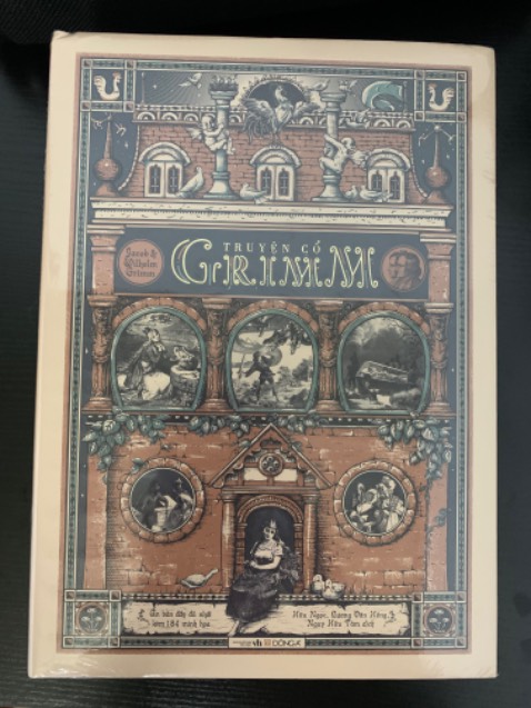 Nội dung chưa đọc nên chưa đánh giá được.
Ngoại quan sách đẹp, to dày. Mua giá sale + áp mã giảm giá của Tiki với ngân hàng nên được giá tốt lắm. 

Mấy tháng gần đây Tiki đã đóng gói kỹ hơn trước nhiều nhưng không hiểu sao đơn này lại đóng ẩu y cũ(không bọc đệm mút gì xung quanh mà để trống không rồi lót 1 lớp mút lên mặt trên) may là nhận sách chỉ bị cấn nhẹ 1 vết ở viền dưới(đặt 3 cuốn 3 đơn khác mà đều chung 1 vị trí cấn này thì không biết có phải do lưu kho không), mà cũng không ảnh hưởng lắm nên không sao.
Bên vận chuyển chuyển hàng nhanh, cẩn thận, chuyển xa mà thùng hàng không có vết cấn móp nào.