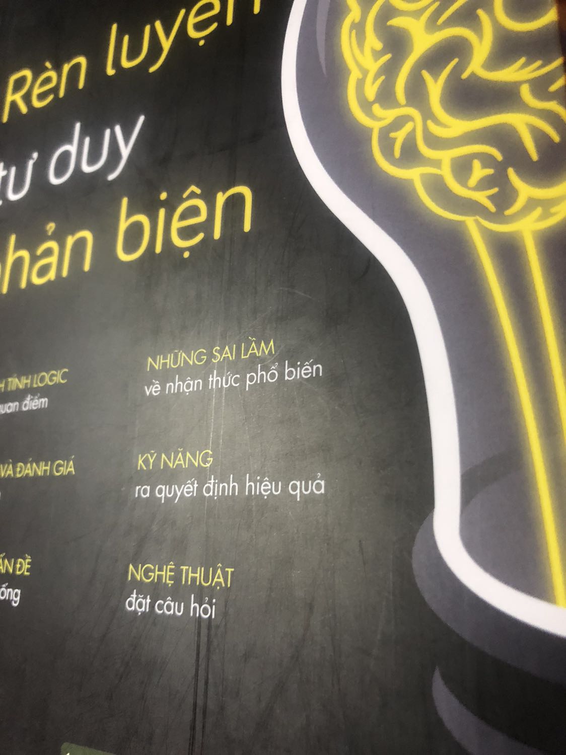 Mình mua sách ở đây nhiều lần rồi, lần nào cũng hài lòng, bọc giấy bóng đầy đủ. Nhưng lần này mình đặt 5 cuốn không có cuốn nào được bọc giấy bóng và cầm sách lên cảm giác như đã có người cầm qua đọc í,không được mới😢cuốn này thì bị trầy xước quá trời. Mình đọc sách thích giữ gìn sách sạch sẽ, trầy 1 chút là mình xót rồi nên lần này mua thấy hơi khó chịu...