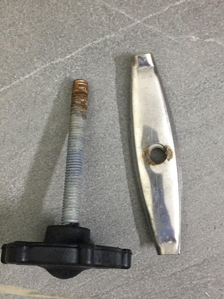 Tôi thật sự bất ngờ và thất vọng khi nhận được sản phẩm (như hình bên dưới): sản phẩm mua mới nhưng nhìn rất cũ và bị rỉ xét nhiều. Lần đầu tiện nhận được 1 sản phẩm tệ hại ntn từ Tiki. Mong được xử lý sớm!