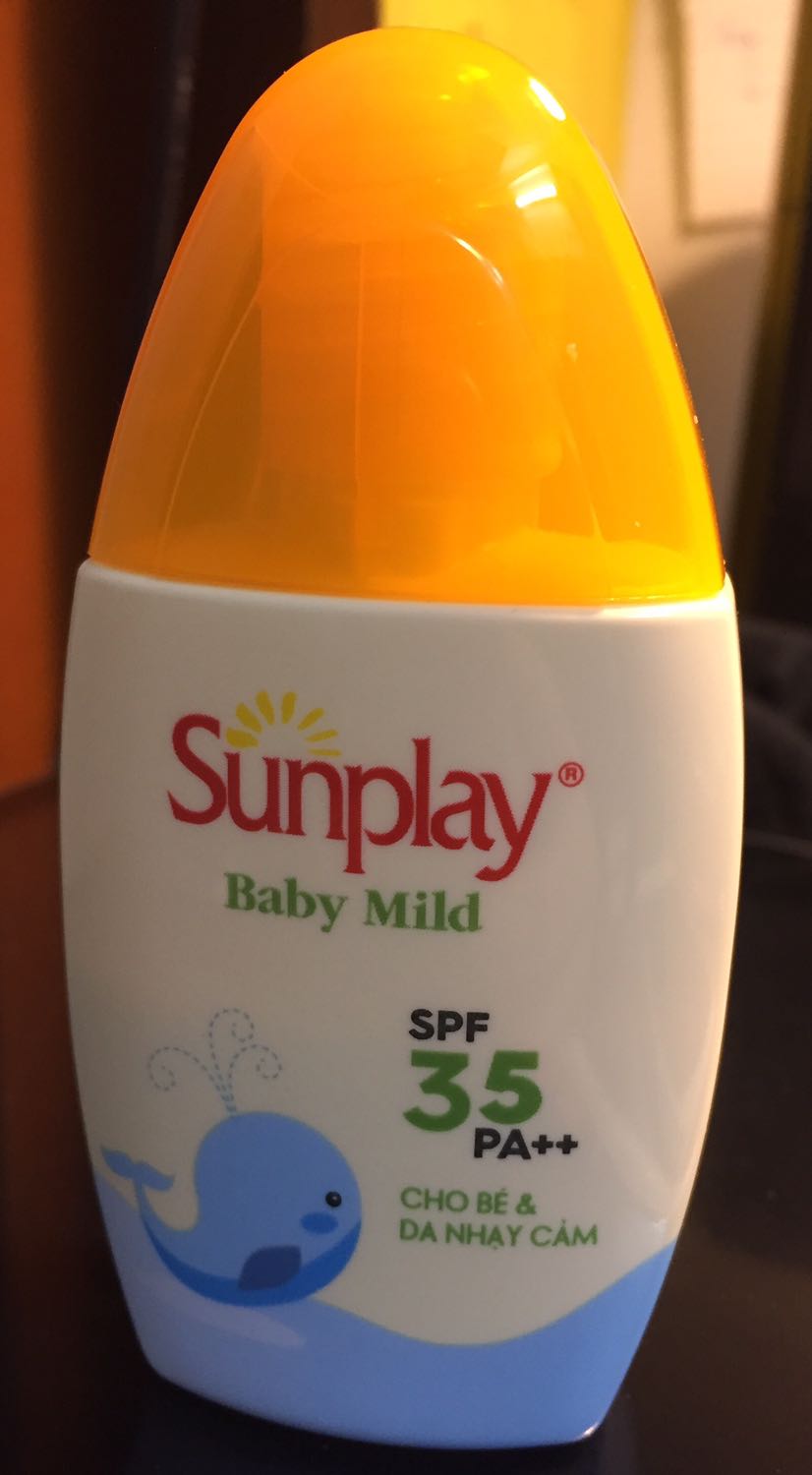 Chất kem chống nắng nhẹ, không nặng da, không kích ứng. Chắc do da mình là da khô nên khi sử dụng vùng mũi và má bị bong tróc lên một chút vảy trắng mặc dù đã dưỡng kỹ trước đó. 
Nhưng tổng thể sản phẩm vẫn rất ổn và hy vọng sẽ ra sản phẩm có dung tích lớn ạ