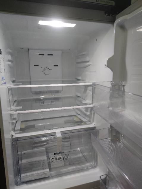 Tiki giao hàng đúng hẹn mình chọn lúc đặt hàng. Mình có note là mình ở tầng 4, không có thang máy nên lúc giao hàng có tới 2 anh nhân viên khiêng lên lầu, rất lịch sự, không phàn nàn hay tỏ thái độ khó chịu gì hết. Rất ưng ý dịch vụ tikipro này nhe.
Về phần tủ lạnh thì mình đợi 6h mới cắm điện theo như anh nhân viên hướng dẫn. Sau 24h sử dụng thì thấy tủ chạy êm, hầu như chả nghe thấy tiếng, làm đá nhanh, 2 bên hông tủ hơi ấm, mặt trước dễ bị dính dấu vân tay