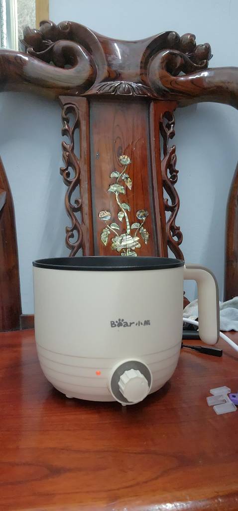 Nó hơi khác so với cái tôi đặt của chính hãng, nhẹ hơn nhưng nút bấm tiện hơn, dễ vặn hơn