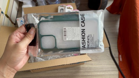 - Hàng đóng trong hộp giấy có bọc chống sốc cẩn thận, giao nhanh, đúng và đủ số lượng;
- Ốp lưng sản xuất 2023 tại Trung Quốc; 
- Giá mua 31/03/2024: 179.000/Cái.
- Ốp lưng gắn vào điện thoại trông chắc chắn và đẹp; độ bền thực tế cần phải chờ 1 thời gian sử dụng mới biết được, hy vọng ổn.
- Nhân viên giao nhận tiki lịch sự.