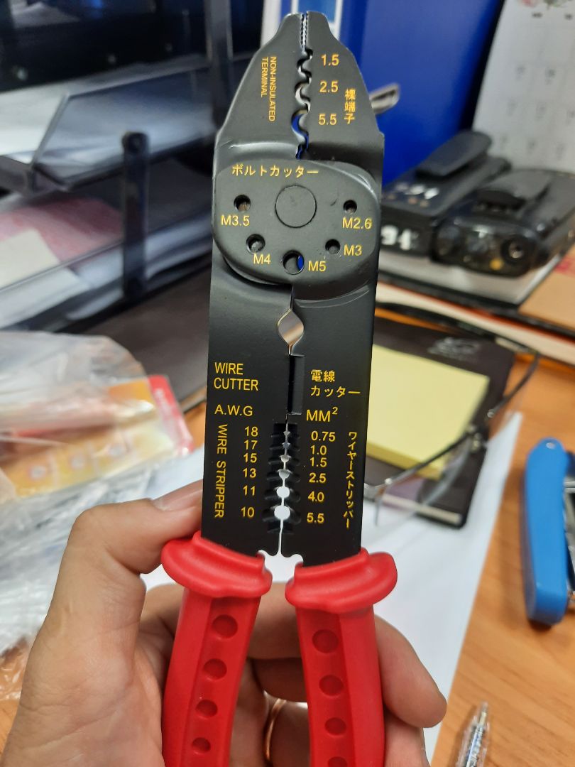 bề rộng kềm dày 3mm, hơi mỏng ko biết bấm cos dày có cong ko. kềm bóp chặt mà vẫn hở chỗ miệng bấm cos