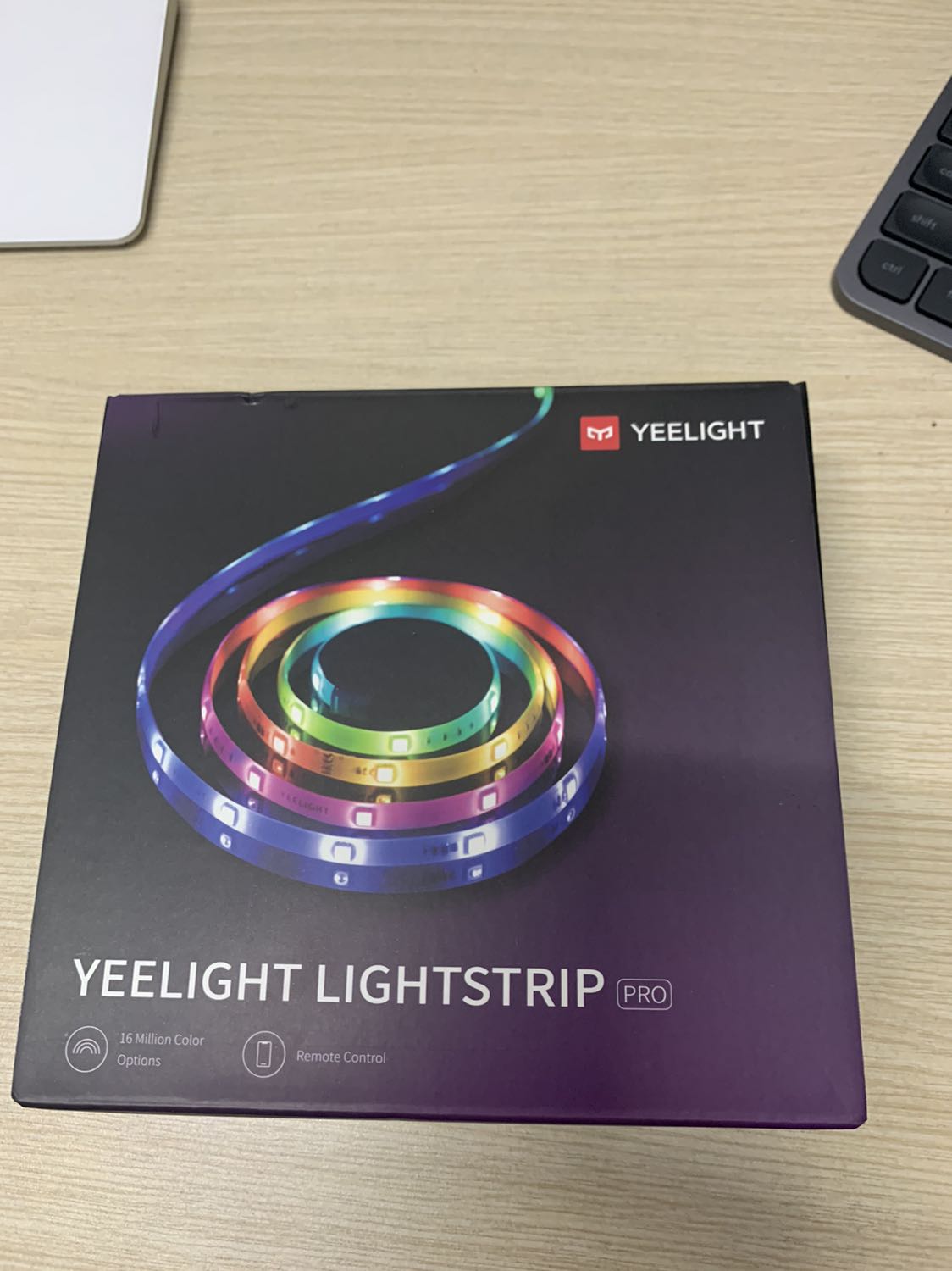 Giao hàng cực nhanh. Sản phẩm đẹp. Tuy nhiên hơi khó khăn trong việc điều kiển màu.