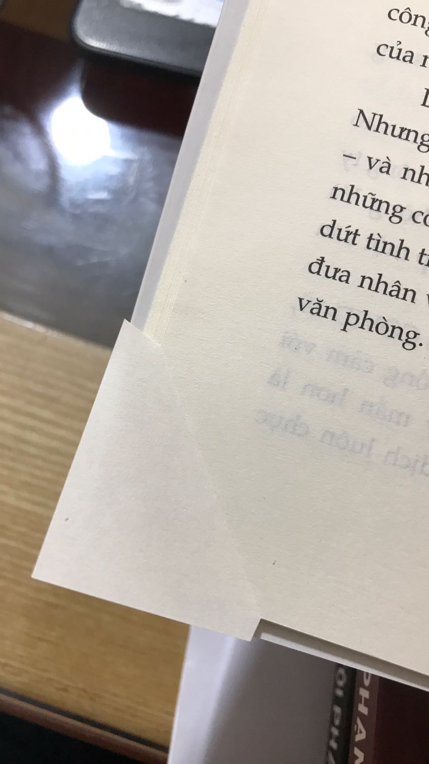 Thực chất đây là một cuốn sách không hay quá cho lắm vì nó viết không được chi tiết, hơn nữa lại trích từ nhiều nguồn báo giống bài research svien ấy. Nhưng giấy in rồi giao hàng rất tuyệt nên mình vote 5 sao, vừa chiều hôm qua đặt hôm nay có luôn rồi ạ. Ai thích đọc tò mò thì mua về thui
