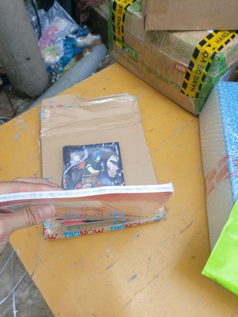 Giao hàng nhanh.
Hộp móp, sản phẩm ko còn nguyên vẹn, bị cong vẹo.