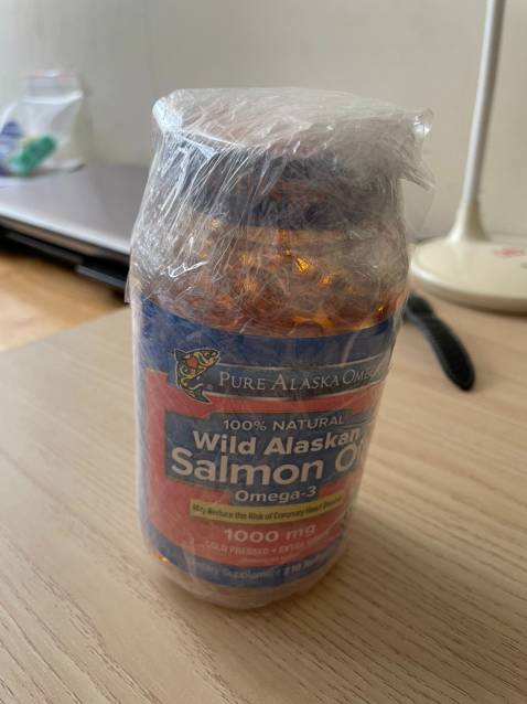 - Đóng gói kỹ, không móp méo
- Hạn sử dụng còn hơn 1 năm
- Dầu cá có mùi cá hồi
- Dưới nắp còn có seal