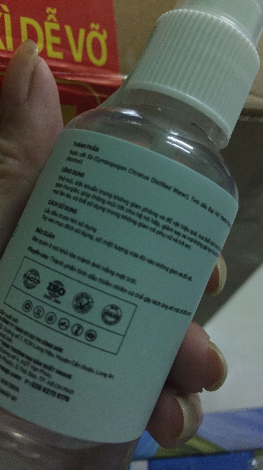 Rất hài lòng với shop, đóng gói rất kỹ, quấn bọc xốp rất nhiều, tem chống giả đầy đủ của shop và của Tiki, nên mua hàng trên Tiki an tâm nhất, mua của shop cũng an tâm. Còn chất lượng thì miễn chê, thơm lâu, đuổi được côn trùng, khử mùi tốt, xịt vào rèm thơm rất lâu luôn.