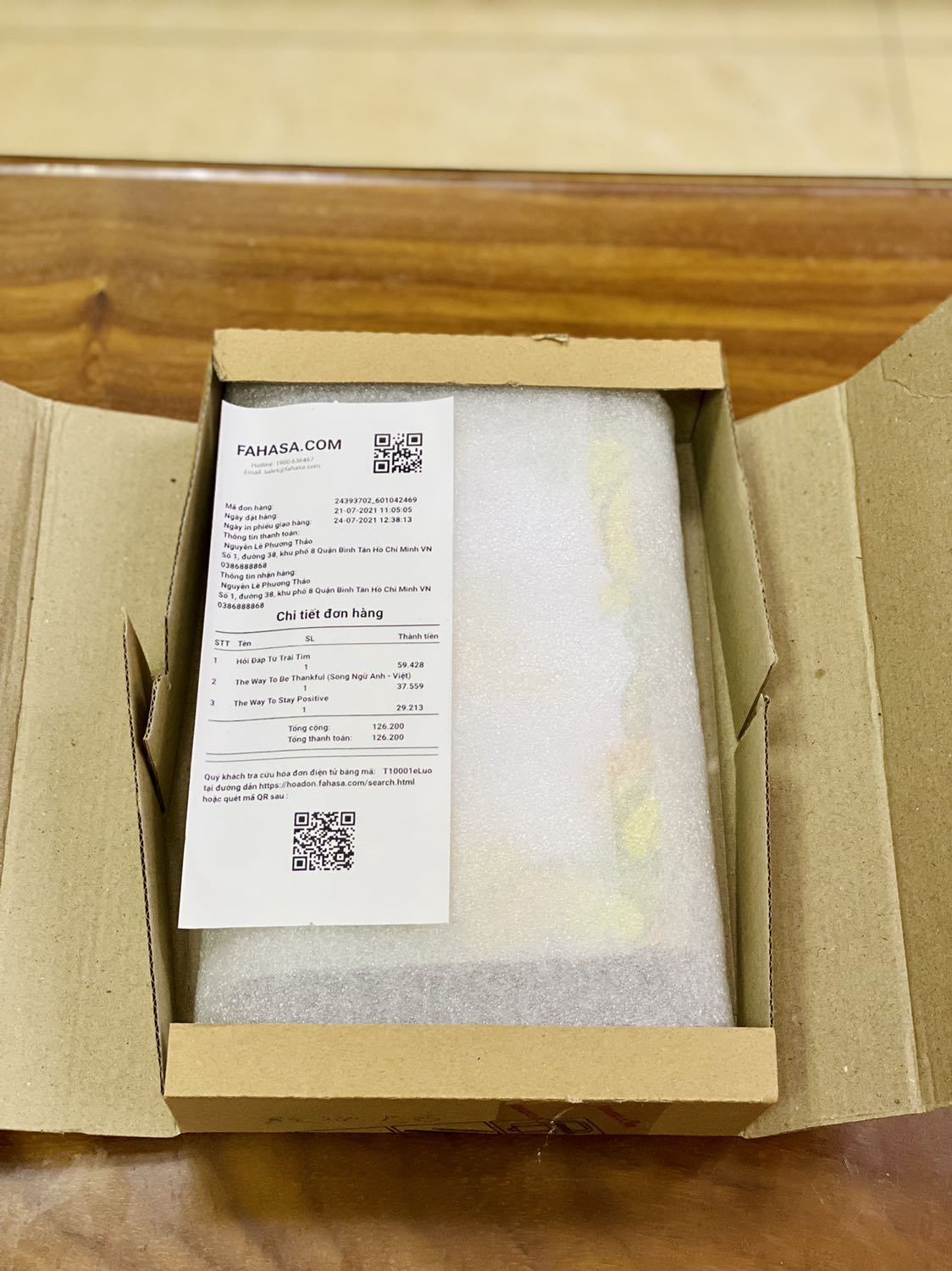 - Fahasa giao hàng chậm hơn dự kiến 1 ngày, giao ngoài giờ hành chính (khá trễ) và shipper có thái độ không tốt nên mình không hài lòng cho lắm. Thùng hàng được đóng gói chắc chắn, đính kèm hoá đơn đầy đủ. Đơn này mình đặt 3 quyển, tất cả đều được bọc chống sốc, 2/3 quyển được bọc màng co. 
- Sách khổ nhỏ, bìa mềm, chất lượng giấy tốt, in màu toàn bộ, ảnh minh họa đẹp xuất sắc và được tặng kèm 1 bookmark như ảnh. Nội dung sách là những bài học ý nghĩa trong cuộc sống từ Phật giáo và Thiên chúa giáo được trình bày song ngữ, phần đầu là tiếng Anh, phần sau là tiếng Việt. Sách giúp mình vừa rèn luyện đạo đức vừa trao dồi thêm vốn từ vựng tiếng Anh nên bản thân mình rất hài lòng ??