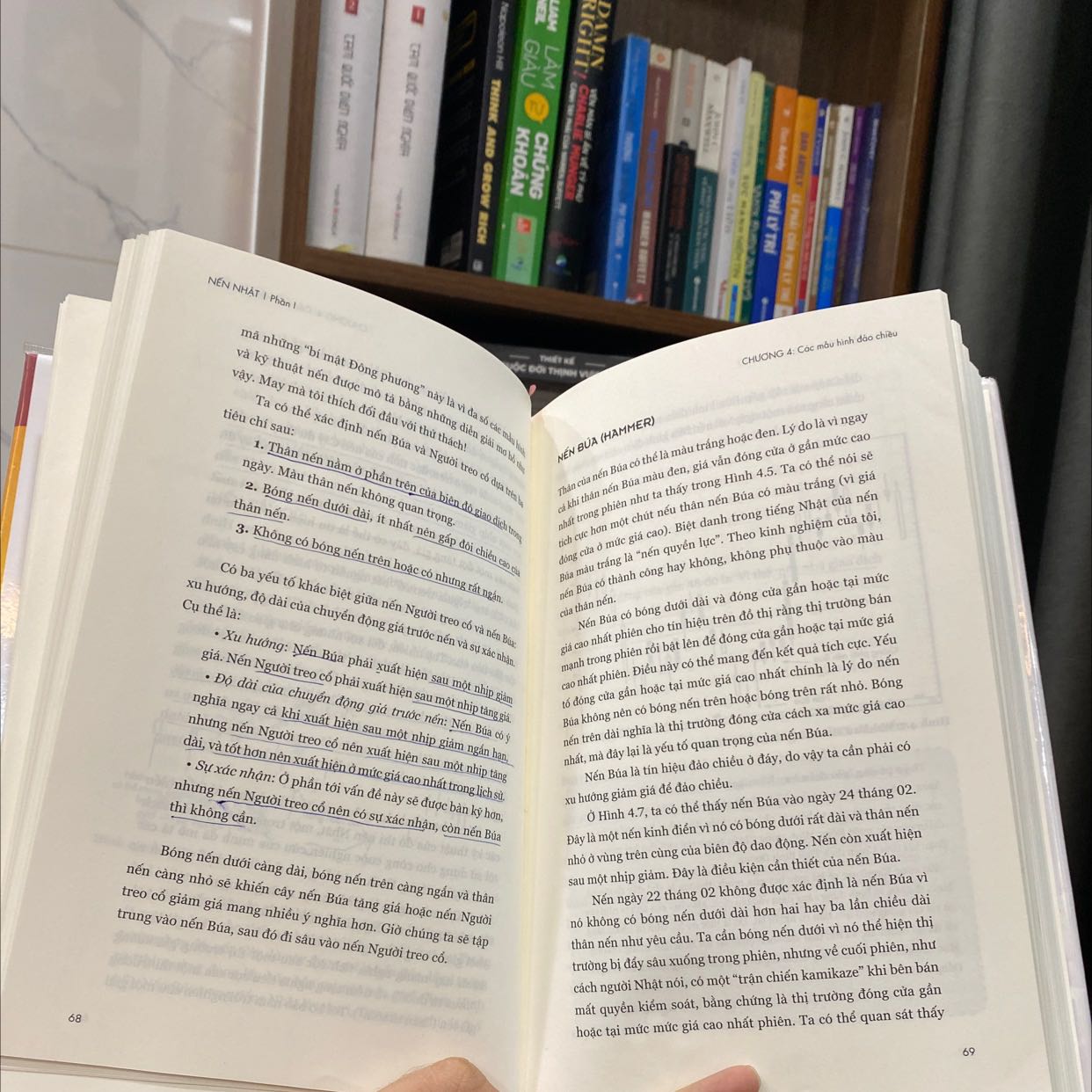 Mình cực kỳ thích những quyển sách từ happy lai đa số đều là bia cứng nên rất đẹp cuốn tuyệt kỹ giao dịch bằng đồ thị nến nhật này cũng là một trong số đó được thiết kế rất đẹp với nội dung cực kỳ chất lượng. Sách chuyên về hướng dẫn nhận biết và thực hành trên thị trường chứng khoán bằng đồ thị nến thông dụng