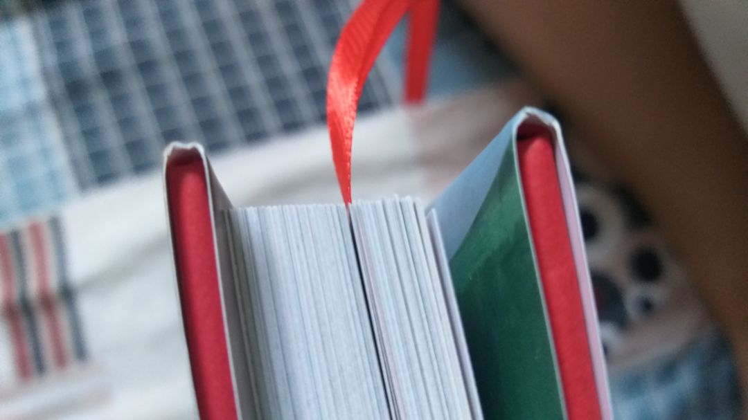 lúc đọc đánh giá thấy mng nói bị bung gáy sách dữ lắm, dính keo, cũng sợ mua nhưng sách nhận về có vẻ khá chắc, chưa bung nhiều. May quá!
Sau khi đọc vài ngày thì cũng bung rồi, đọc tới đâu bung keo ở phía trên tới đó, nhìn thấy rõ những trang đã đọc nó bị lệch đi so vs trang chưa đọc luôn, ai kỹ dữ lắm mới ko bị banh chành thôi. Thôi có lẽ là đặc thù nó vậy rồi nên đành chịu thôi, nhưng mong nxb trẻ hãy trau dồi thay đổi khả năng in ấn của mình thêm nha, 1 nxb lớn của đất nước mà làm ăn kỳ cục quá