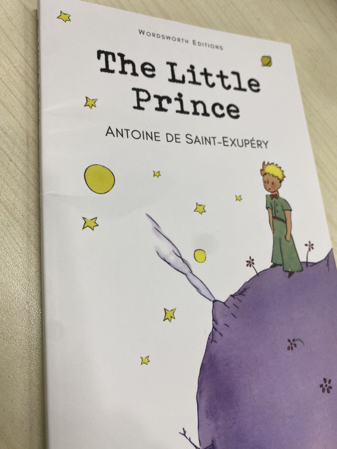 Sách được gửi kèm một cuốn sổ tay và một voucher tại tiệm bánh Kat's bakery. Tuy nhiên lần này mình cực kì không hài lòng với dịch vụ của Tiki.
Thứ nhất, mình mua hai cuốn sách, cả hai cuốn đều chọn bookcare và số lượng bookcare trong gói mình còn rất nhiều, tuy nhiên đến khi nhận được là hai cuốn sách được quấn bằng màng co xung quanh? Tiki chuyển hết bọc sách sang quấn màng co như vậy từ bao giờ thế ạ?
Thứ hai, bóc màng co ra thì sách bị cong gáy, nhìn rất khó chịu. Mình mua sách mới chứ có mua lại sách cũ đâu?
Về nội dung sách thì mình khá thích quyển tiếng việt nên mua thử bản tiếng anh về đọc thử, 3 sao là cho nội dung sách chứ ko phải cho dịch vụ của Tiki. Khi nào mình đọc xong sẽ review lại về nội dung.