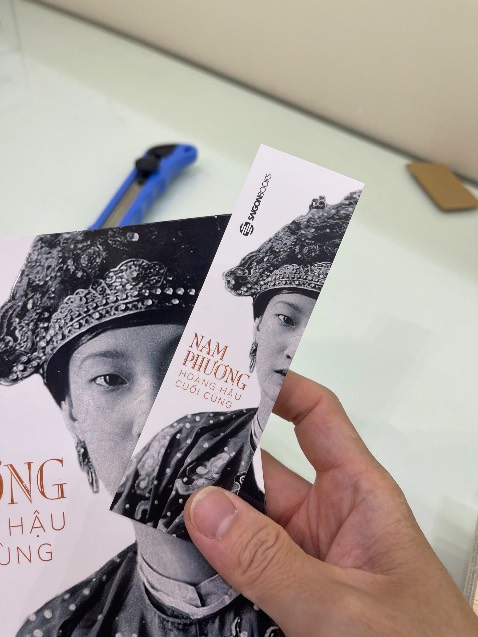 Sách ko còn seal tuy nhiên tình trạng còn tốt và còn bookmark . Nên mua vì giá tốt