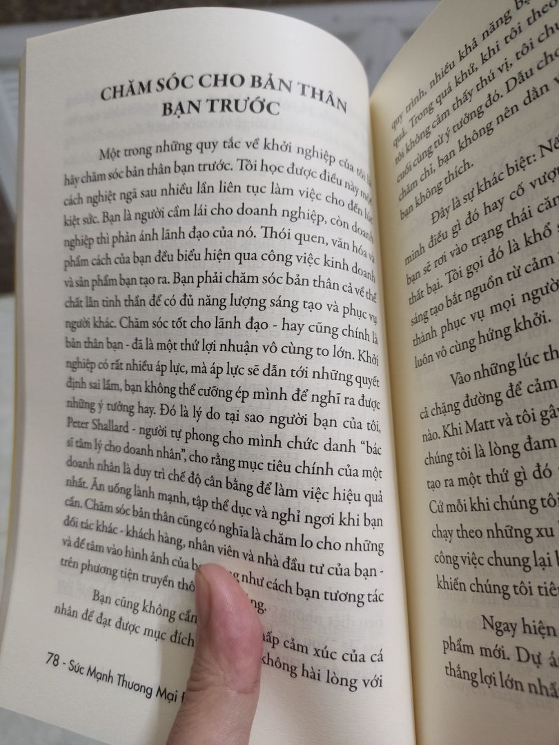Sách với chiến lược kinh doanh TMĐT khá ấn tượng. Đọc xong cảm thấy có thể nắm bắt được toàn bộ quá trình phát triển công ty, từ một đối tượng khác hàng ban đầu, đến một sản phẩm, rồi đến 4,5 sản phẩm và cuối cùng là một thương hiệu lớn.