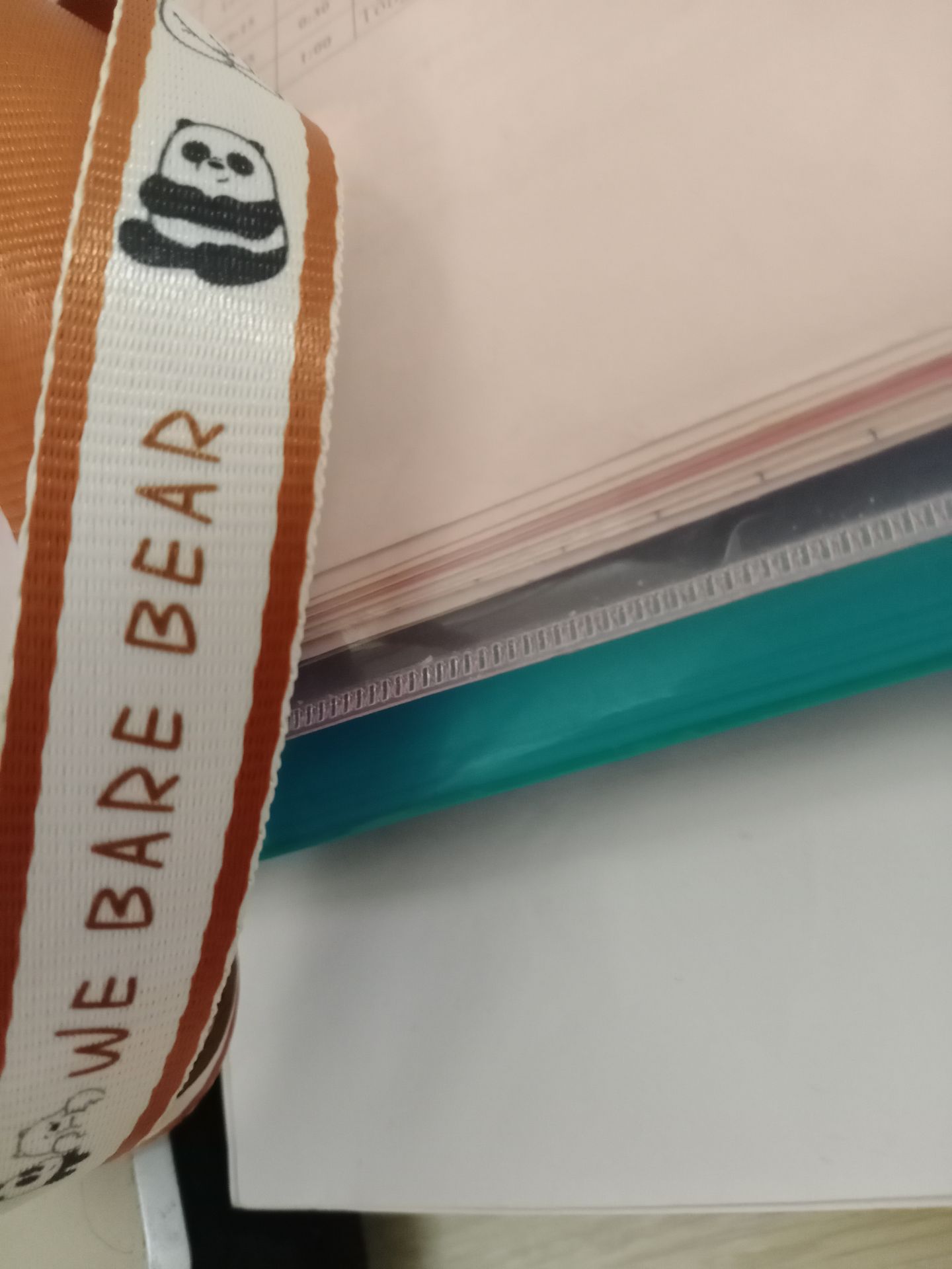 buồn ghê, ốp rất đẹp mà bị lõm vô ngay chỗ gần bên phải cuối đt nhưng mag thôi không sao vẫn đẹp, vẫn xài được.