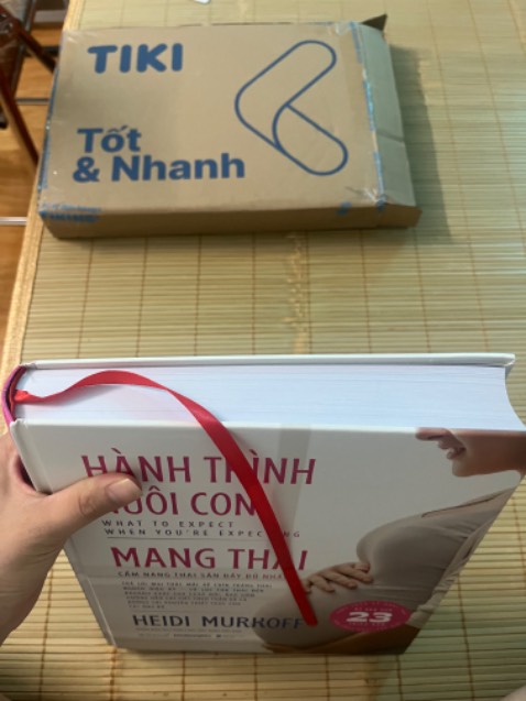 1. Về  nội dung: Mình thấy sách rất nhiều thông tin cho đa dạng đối tượng (chính vì vậy tuy sách dày nhưng mình có thể bỏ qua những phần không liên quan), đặc biệt phần đầu chọn bác sĩ hay CSYT không phù hợp với Việt Nam nên bỏ gần hết.
2. Về trình bày: Quá nhiều lỗi chính tả, đánh máy, mong lần tái bản sau được kiểm tra kỹ hơn. Phần chữ đóng khung (thông tin thêm, nội dung riêng) do phải căn lề trình bày nên hay bị chèn giữa vào nội dung đang đọc, khá khó chịu.
3. Về giá: Quá chát ạ. Sách dày nặng nhưng nội dung tập trung vào hành trình mang thai đến khi sinh thôi nên so với nhiều quyển khác trên thị trường thì bị đắt (mà như mình nói có nhiều phần không liên quan).