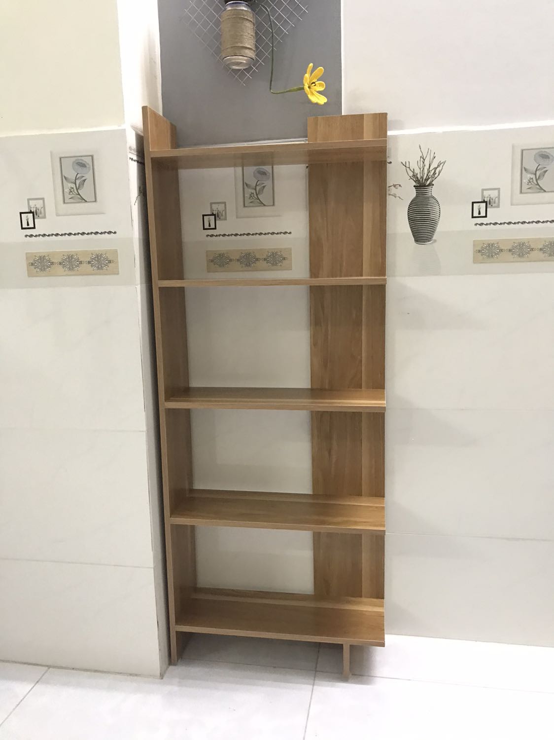 giao hàng nhanh, bạn giao hàng vui tính nhưng sản phẩm ko được shop đóng gói cẩn thận. vì kệ nặng, mình nhận hàng ở cty chở về nhà. 2 đầu ko được gói kỹ rất dễ bị bung. về mở ra thì 2 thanh dài bị xước như hình. lắp ráp vào nhìn cũng ok. cho shop 4* giao hàng nhanh, bạn giao hàng vui tính nhưng sản phẩm ko được shop đóng gói cẩn thận. vì kệ nặng, mình nhận hàng ở cty chở về nhà. 2 đầu ko được gói kỹ rất dễ bị bung. về mở ra thì 2 thanh dài bị xước như hình. lắp ráp vào nhìn cũng ok. cho shop 4*