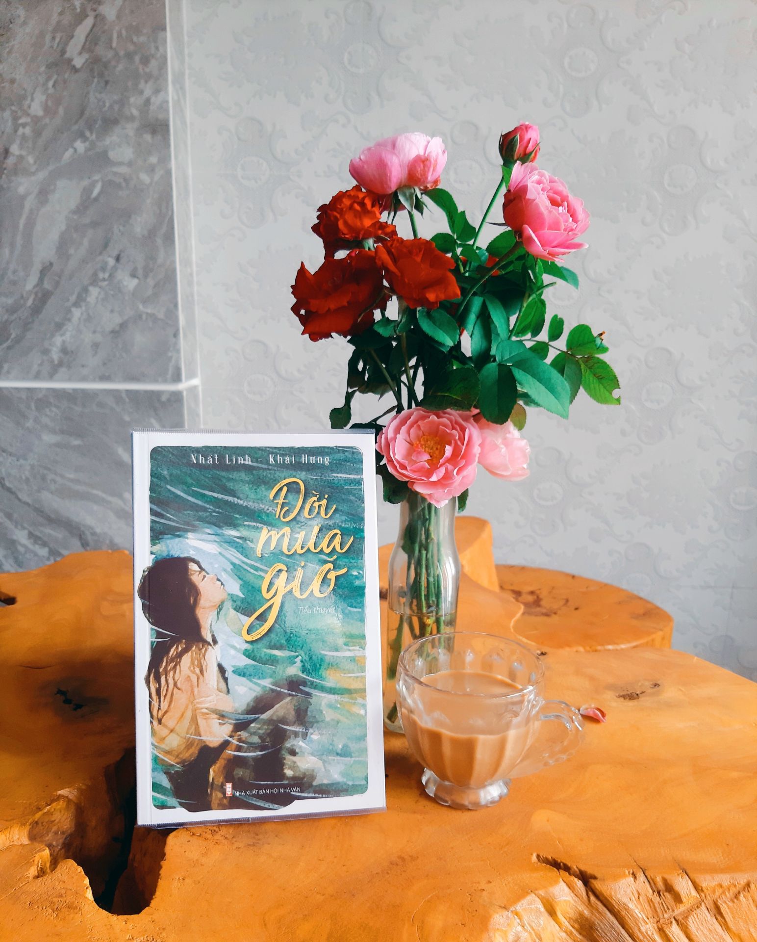 Sách được bọc bookcare, còn mới, giấy in chất lượng. Mình rất thích Nhất Linh, Khái Hưng nên tác phẩm nào còn xuất bản thì đều mua.