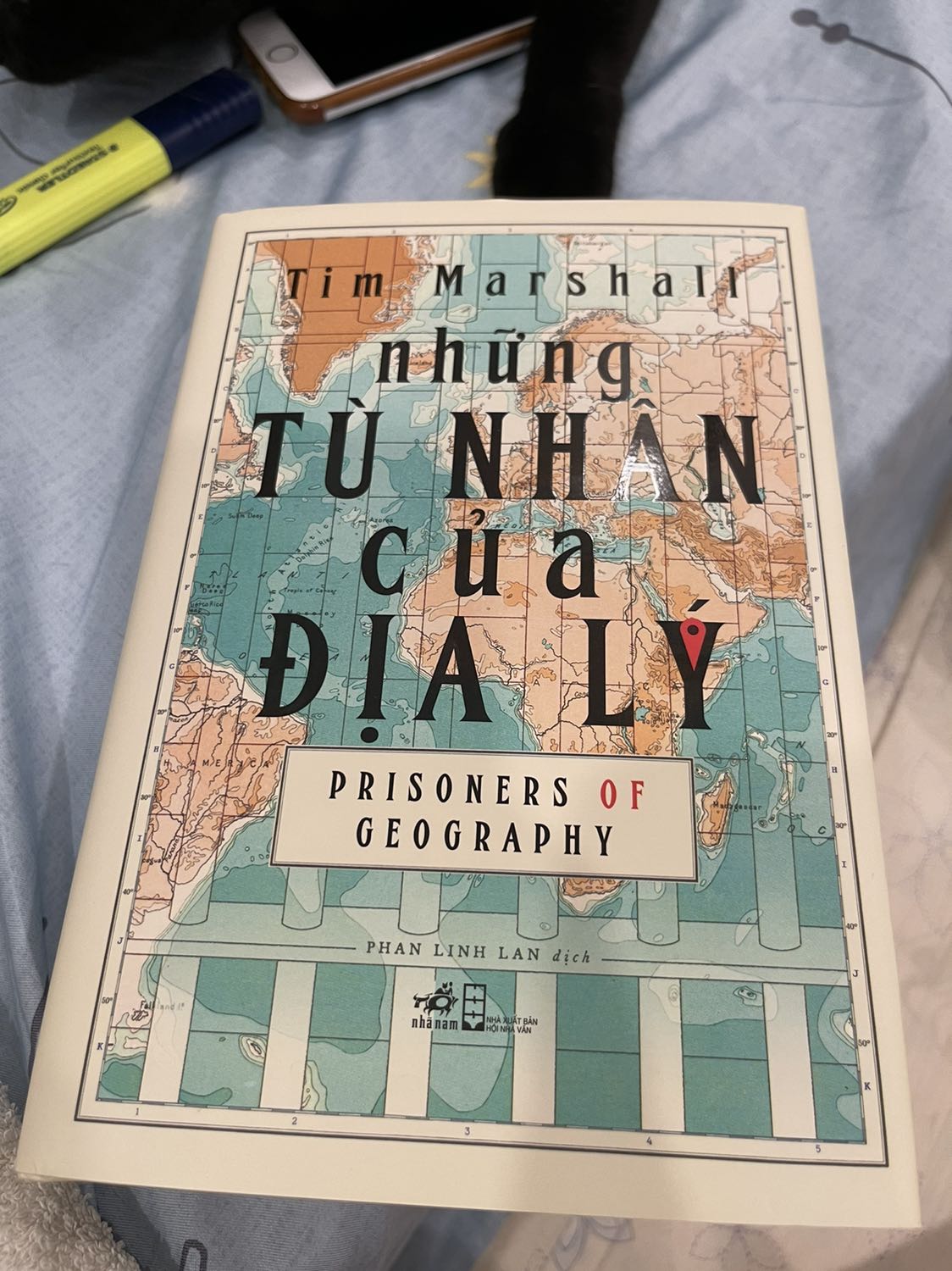 đóng gói thì tiki là khỏi chê rồi, giao hàng khá nhanh. 
Sách mới tinh, không có lỗi gì.
Nội dung mình sẽ nhận xét sau nhưng nghe giới thiệu thì khá hứng thú dưới cách nhìn con người là tù nhân của địa lý, lãnh thổ.