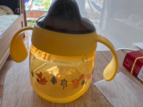 Hình ảnh thực tế, bên trong có chức năng chống sặc cho bé. Hàng brand nên cầm rất thích. Mom nào đang tìm cho bé tập uống nước thì cân nhắc nha😘