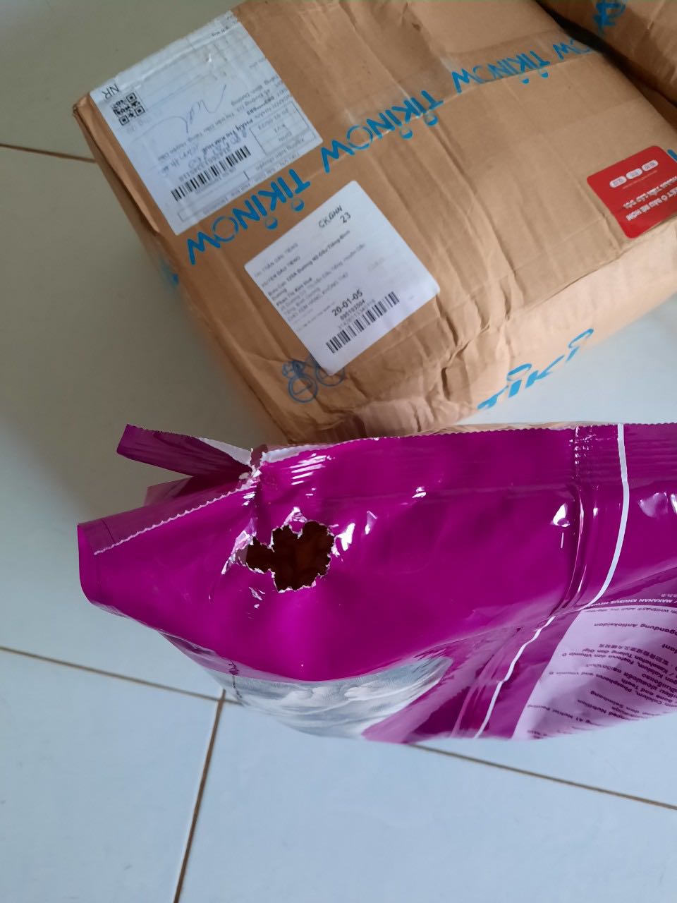Đồ ăn của mèo nhưng lại bị chuột cắn thủng bao? Tôi mua hàng trên Tiki bao nhiêu lâu rồi cũng chưa bao giờ có trường hợp nhà cung cấp dám cả gan dù biết đã bị hư hỏng nhưng vẫn đóng gói giao cho khách. Làm ăn tắc trách như vậy không thể chấp nhận được, shop cần xem lại thái độ làm việc, không phải khách hàng nào cũng đủ kiên nhẫn để chịu đựng. Đồ ăn của mèo nhưng lại bị chuột cắn thủng bao? Tôi mua hàng trên Tiki bao nhiêu lâu rồi cũng chưa bao giờ có trường hợp nhà cung cấp dám cả gan dù biết đã bị hư hỏng nhưng vẫn đóng gói giao cho khách. Làm ăn tắc trách như vậy không thể chấp nhận được, shop cần xem lại thái độ làm việc, không phải khách hàng nào cũng đủ kiên nhẫn để chịu đựng.
