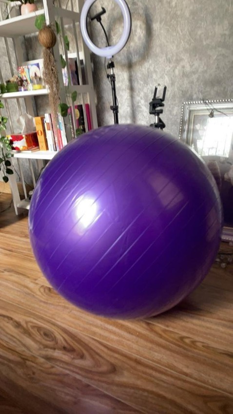 Bóng màu xinh, chắc chắn, giao nhanh, có bơm tặng kèm. Mua cả 2 lần đều ưngg. Mình dùng 2 size đều thấy ok nhưng bóng 65cm thì thấy vừa vặn hơn chắc cho mình thấp. Khuyên mọi người nên ra ngoài tiệm bơm nhaa chứ mình ngồi hì hục mãi mới được. Mình dùng bóng để tập vừa để làm đồ chơi bật nhảy quanh nhà😊